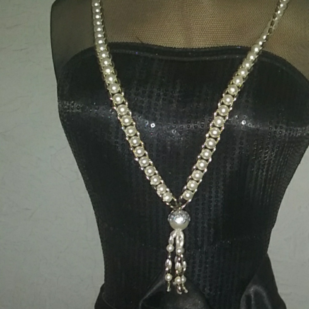 🦋White faux bead pullover necklace silver design